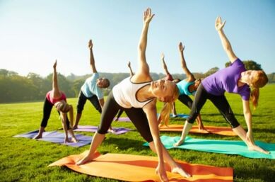 Perform a set of exercises to strengthen the back muscles with thoracic osteoarthritis