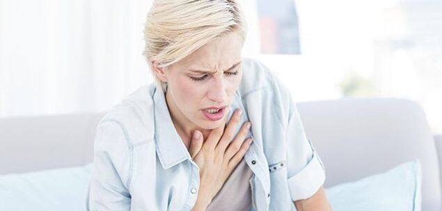 With pleuritis, heart disease and intercostal neuralgia, pain under the left shoulder blade may be accompanied by severe shortness of breath.